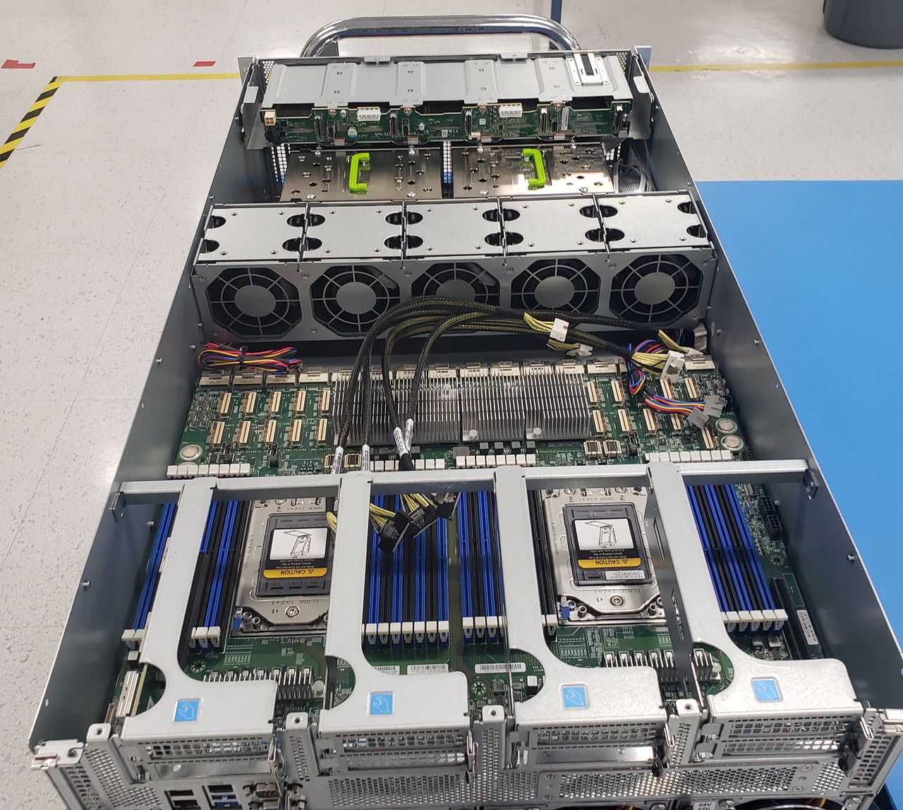 美超微推出通用GPU伺服器，可搭4個OAM或SXM外形GPU iThome